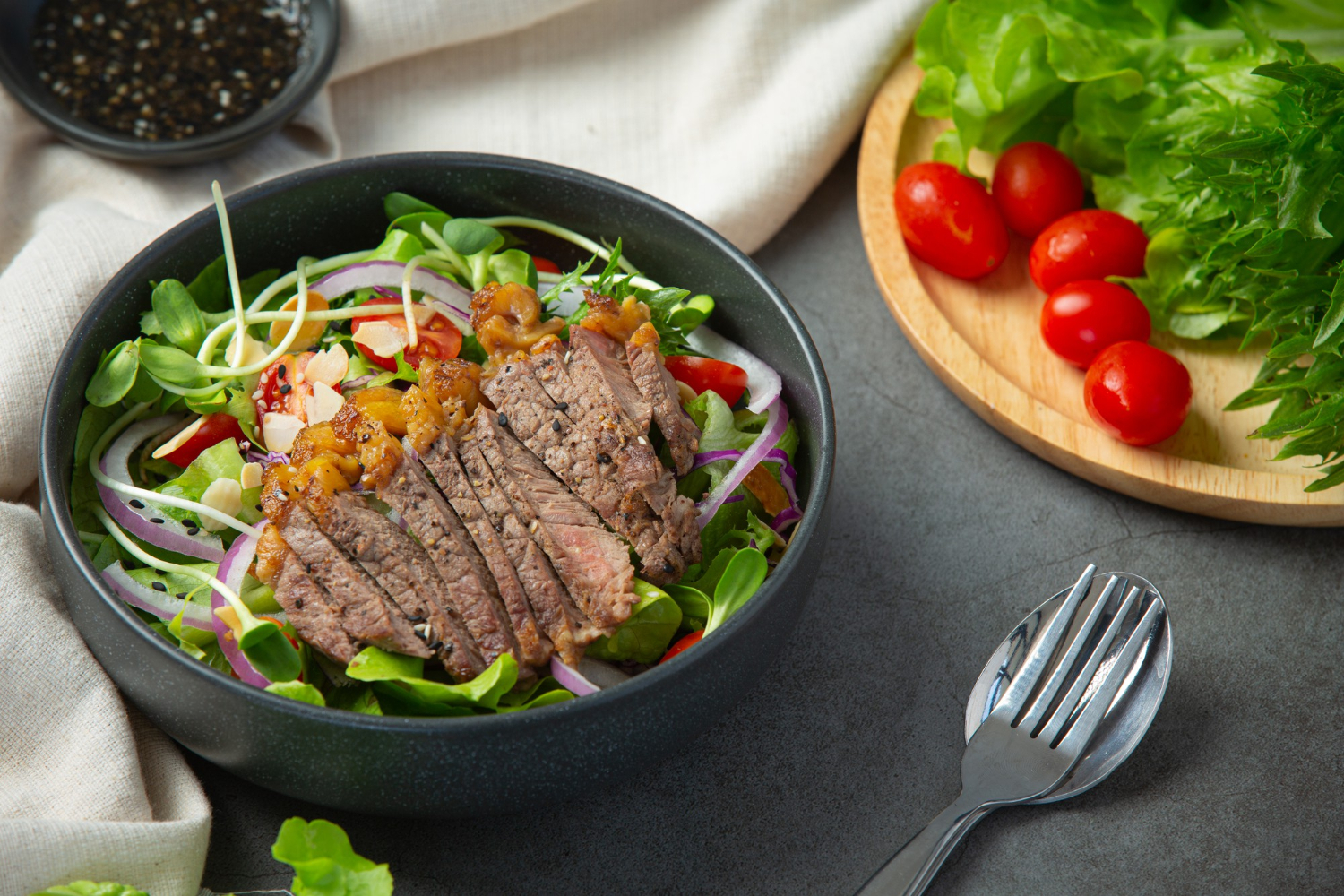 grilled-beef-steak-salad-with-vegetables-sauce-healthy-food