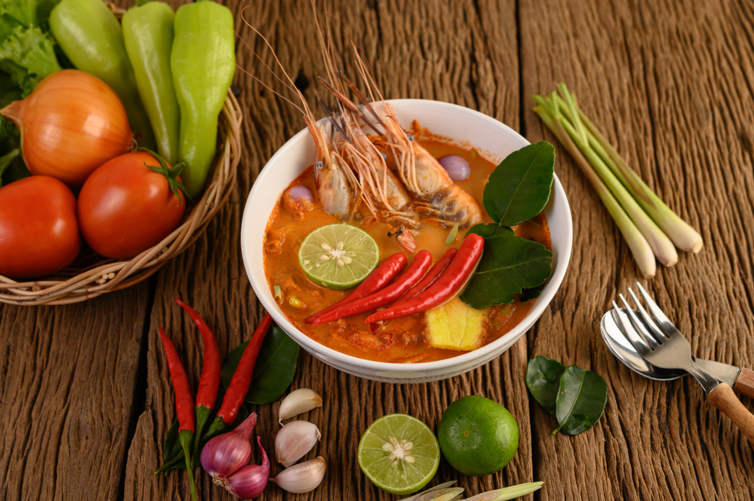 tom-yum-kung-thai-hot-spicy-soup-shrimp-with-lemon-grass-lemon-galangal-chilli-wooden-table-thailand-food